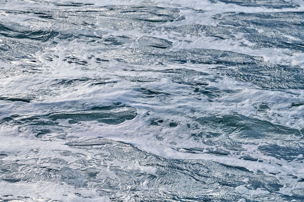 Ondas espumantes escuras do mar tempestuoso, fundo