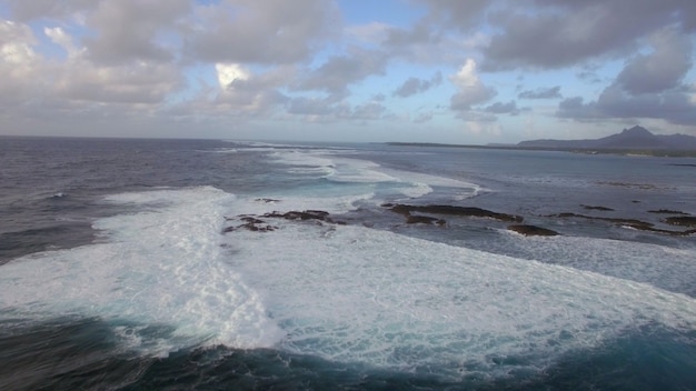 Ondas espumosas da vista aérea do Oceano Índico