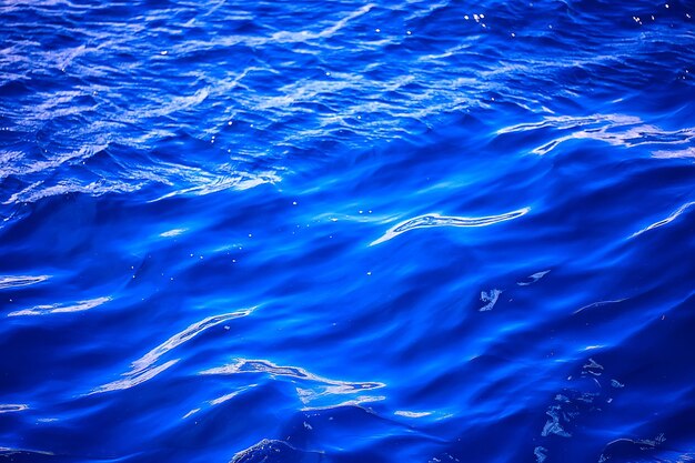 ondas de fondo abstracto de agua de mar / fondo azul, naturaleza agua de mar húmeda con ondas