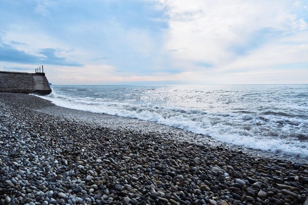 Ondas fortes e poderosas do mar quebram na costa do mar de cascalho Poder perigoso do elemento da água