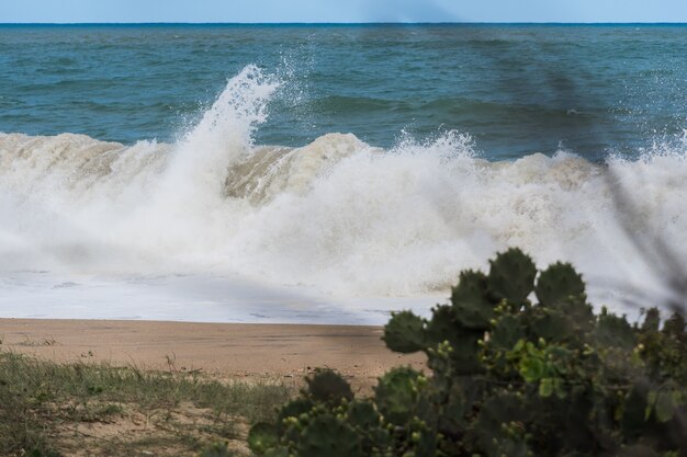 Foto ondas fortes no mar na praia de rio das ostras, no rio de janeiro.