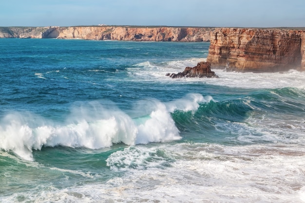 Foto ondas gigantes durante uma tempestade em sagres, costa vicentina.