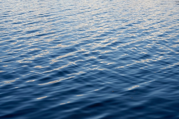 Ondas leves de ondas na superfície da água do lago.