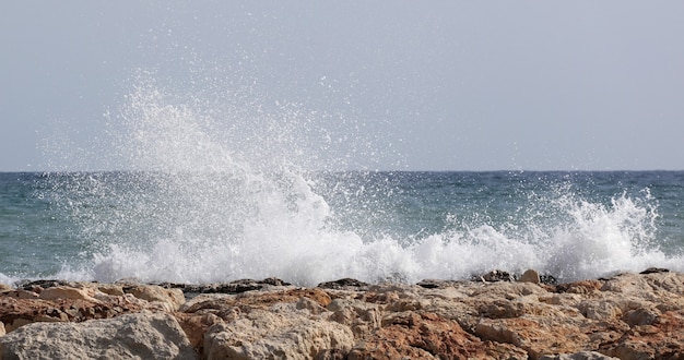 Ondas lindas batendo nas rochas da baía