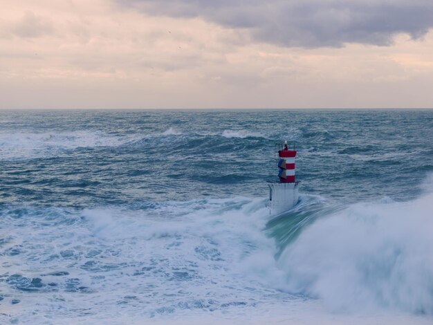 Ondas y mal tiempo en la desembocadura de Pasaia Euskadi