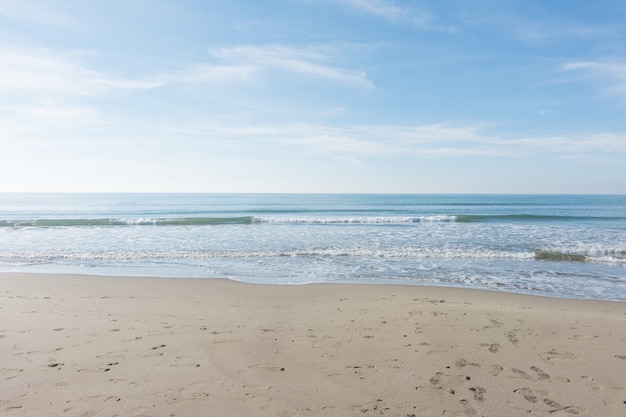 Ondas, mar e sol refletindo na praia - fundo