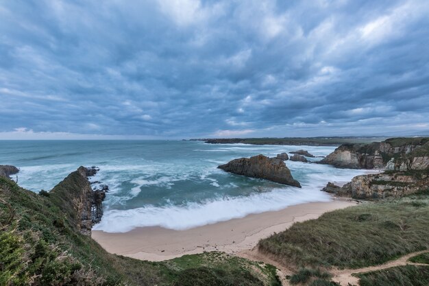 Ondas na costa das Astúrias ao pôr-do-sol num dia de inverno