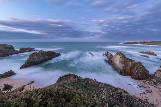 Ondas na costa das Astúrias ao pôr-do-sol num dia de inverno