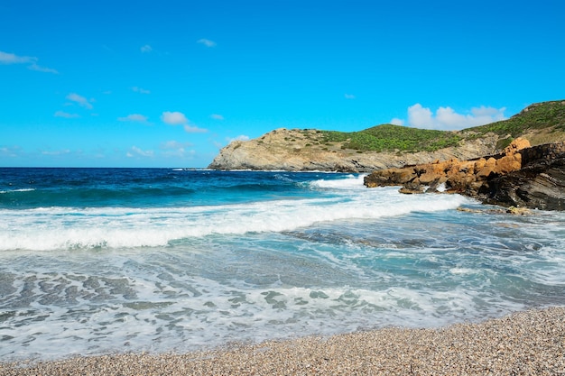 Ondas na costa rochosa de Argentiera