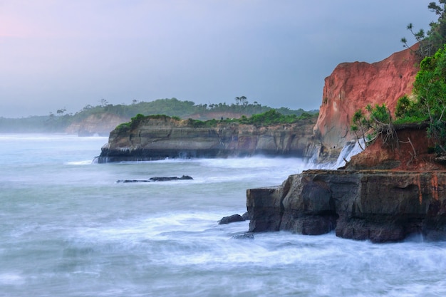 Ondas na praia lindas e paisagem de céu nublado