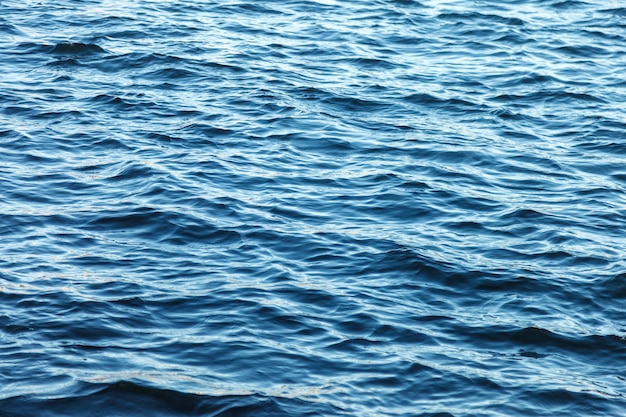 Ondas na superfície da água. Plano de fundo da onda do mar ou oceano.
