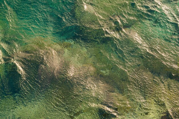 Ondas na superfície do mar tropical turquesa