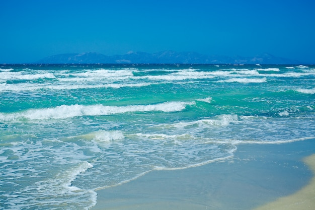 Ondas no belo Mar Egeu Azul