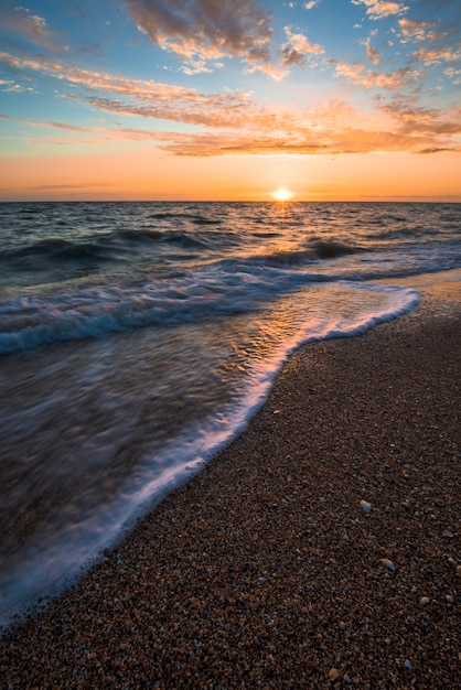 ondas no mar ao pôr do sol