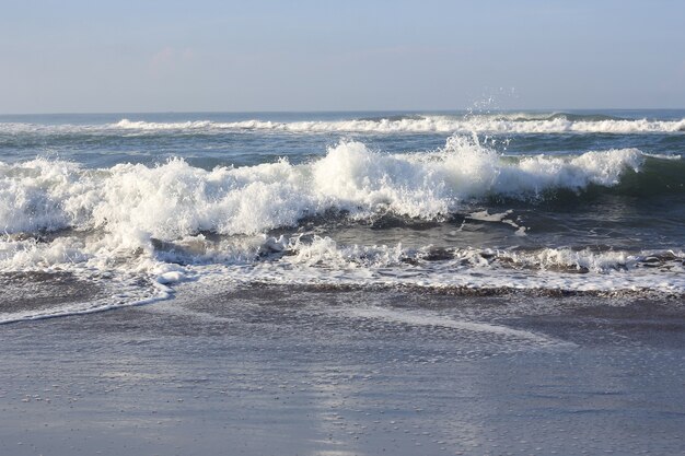 Ondas no mar azul