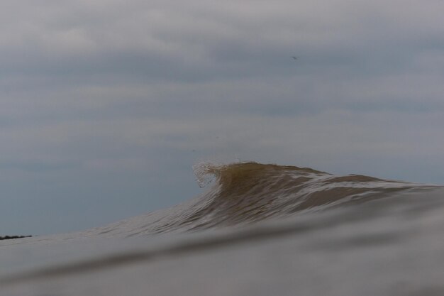 Foto ondas no mar contra o céu