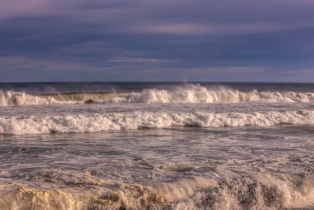 Ondas no oceano pacífico na costa da península de kamchatka