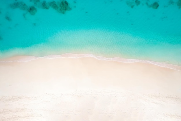 Ondas oceânicas do mar atingindo a costaPraia com drone aéreo Vista superior turquesa clara da praia Linda praia drone aéreo bela praia