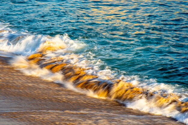 Foto ondas oceânicas quebrando na praia salvador bahia brasil