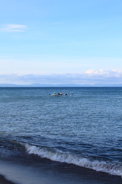 Ondas pequenas no litoral da ilha de Lombok, Indonésia