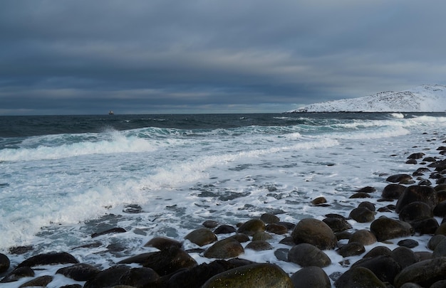 Ondas poderosas esmagando em uma praia rochosa