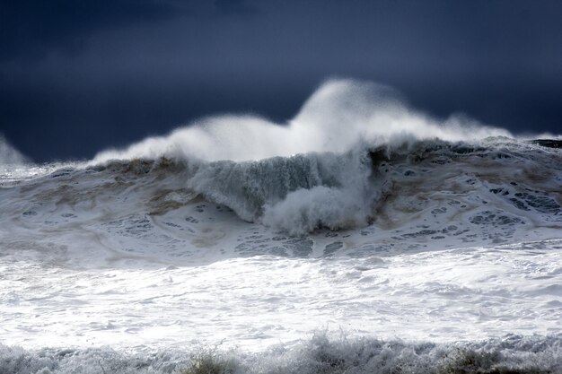 Foto ondas poderosas no mar