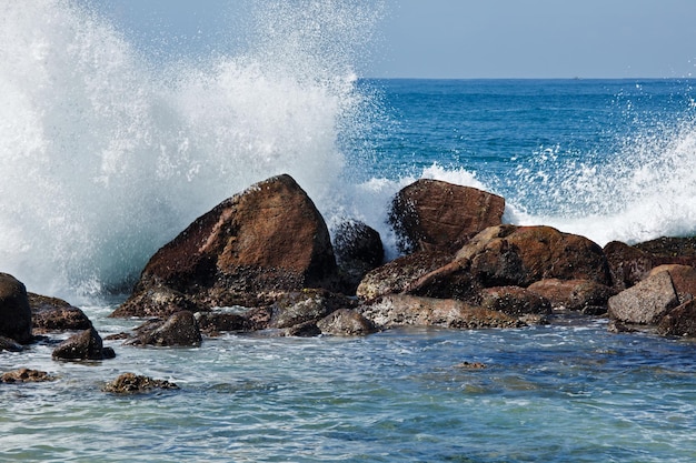 Ondas quebrando contra as rochas