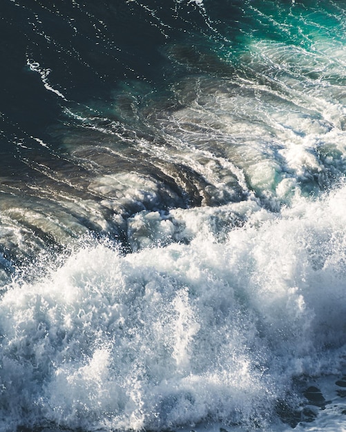 Ondas quebrando na costa norte de Tenerife