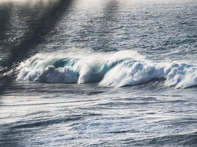 Ondas quebrando na costa norte de Tenerife