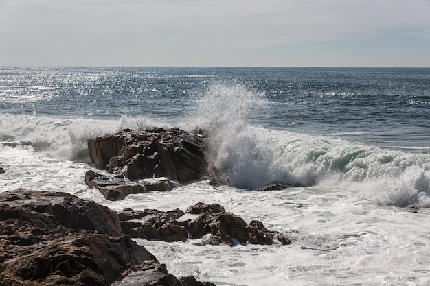 Ondas quebrando na costa portuguesa