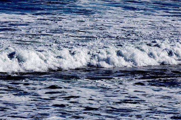 Foto ondas quebrando na costa