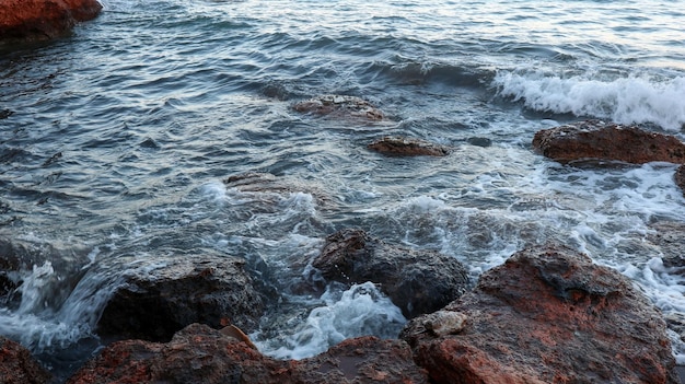 Ondas quebrando nas rochas da praia