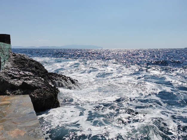 Ondas quebrando nas rochas Tempestade no mar Kusadasi Turquia