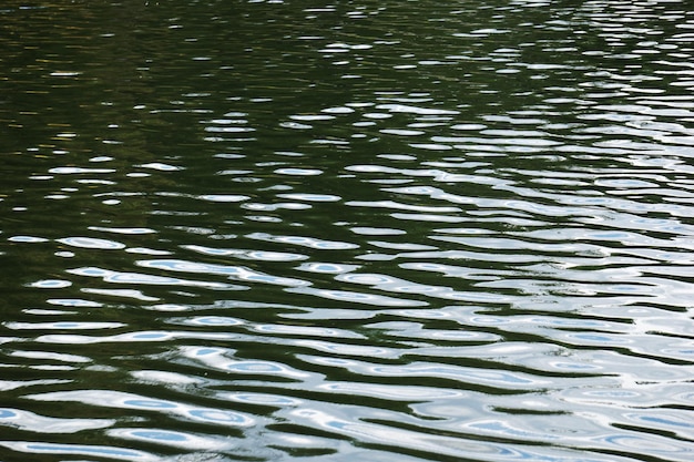 Foto ondas en el reflejo del cielo de la superficie del agua