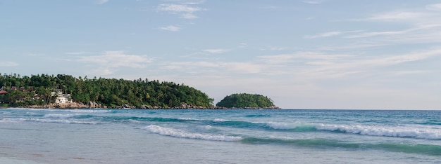 ondas suaves e areia na praia e céu azul de verão Paisagem panorâmica da praia Praia tropical vazia e