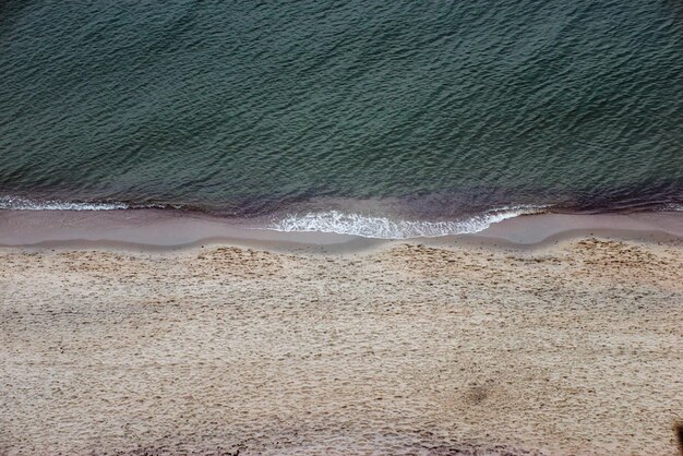 ondas tempestuosas com espuma em uma vista superior de tempestade