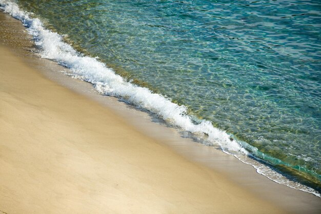 Ondas tropicais do oceano ou do mar seascape do fundo do oceano praia tropical com fundo da natureza da onda copie o espaço das férias de verão e do conceito de viagem