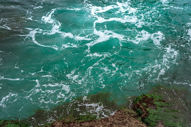 Ondas turquesa do oceano com pedras