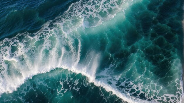 Foto ondas turquesas com espuma branca num oceano sereno