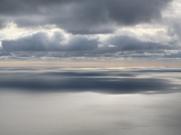 onde o horizonte desaparece, superfície da água e nuvens