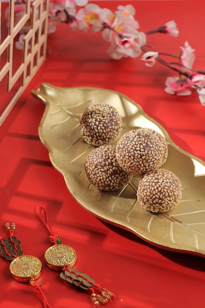Onde-Onde Jajan Pasar de Indonesia, Concepto Rojo Año Nuevo Chino. Bocadillo con influencia china hecho de bolas de sésamo con pasta de frijol mungo en el interior