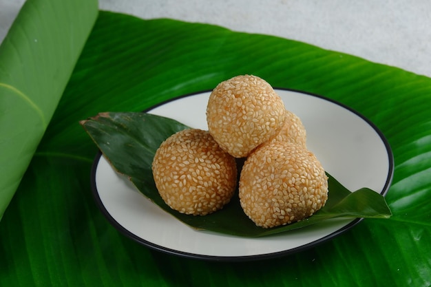 onde onde o lanche tradicional indonésio também conhecido como bolas de gergelim ou jian dui