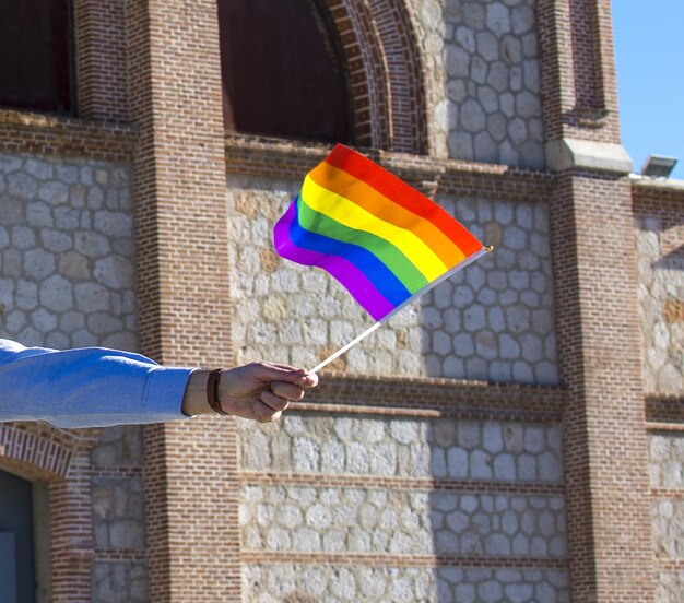 Ondeando la bandera del arco iris