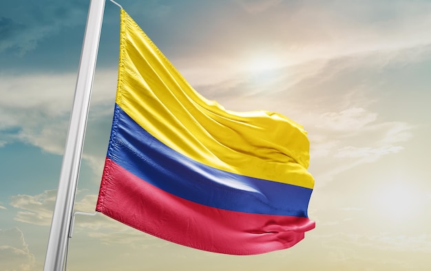 Ondeando la bandera de Colombia en el cielo. El símbolo del estado en tela de algodón ondulado.