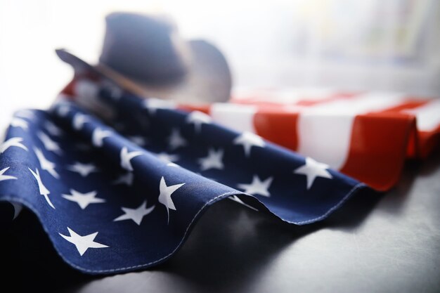 Ondeando la bandera de Estados Unidos con onda. Bandera estadounidense para el Día de los Caídos o el 4 de julio. Primer plano de la bandera americana sobre fondo oscuro