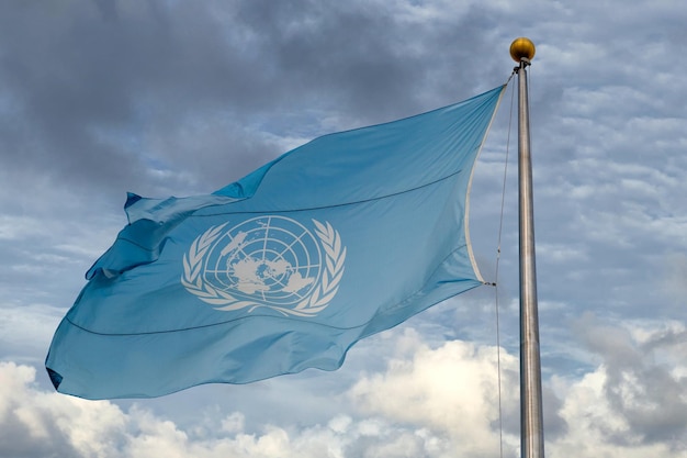 Foto ondeando la bandera de la onu de las naciones unidas