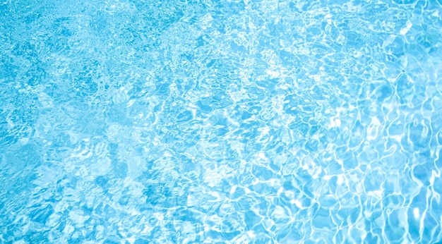 Ondulação da água azul no fundo da piscina