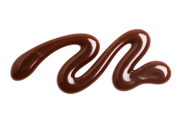 Foto ondulação de calda de caramelo de chocolate em um fundo branco liso