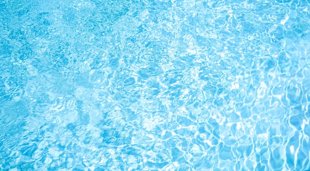 Ondulación de agua azul en el fondo de la piscina