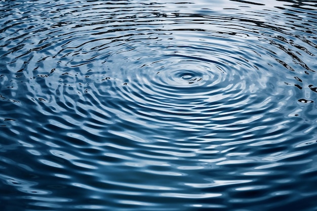 Una ondulación de agua azul con un patrón circular de ondas.